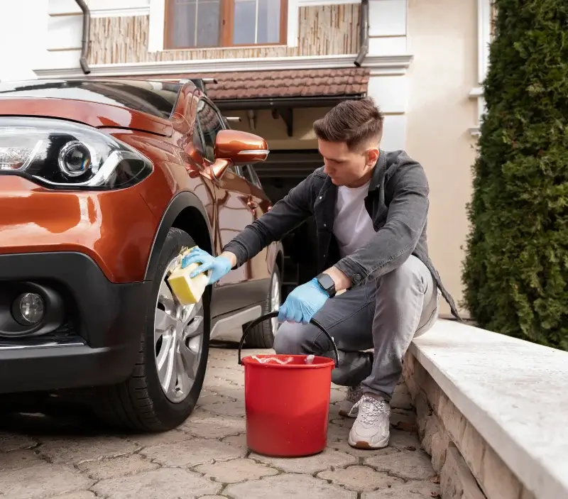 Lavage auto à domicile Saint-Saturnin-de-Lenne : professionnel intervenant sur un véhicule